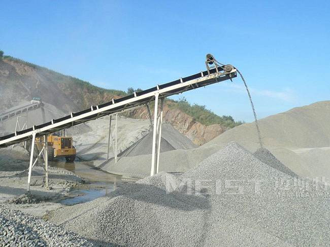 石料破碎生產(chǎn)現(xiàn)場(chǎng)