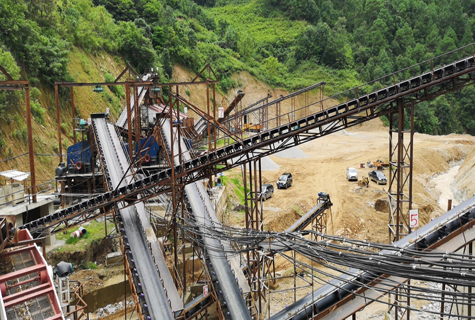 云南臨滄時(shí)產(chǎn)800-1000噸花崗巖聯(lián)合破碎生產(chǎn)線(xiàn)現(xiàn)場(chǎng)