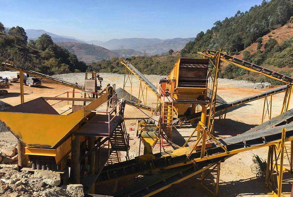 云南蒙自時產(chǎn)250噸玄武巖破碎線生產(chǎn)現(xiàn)場