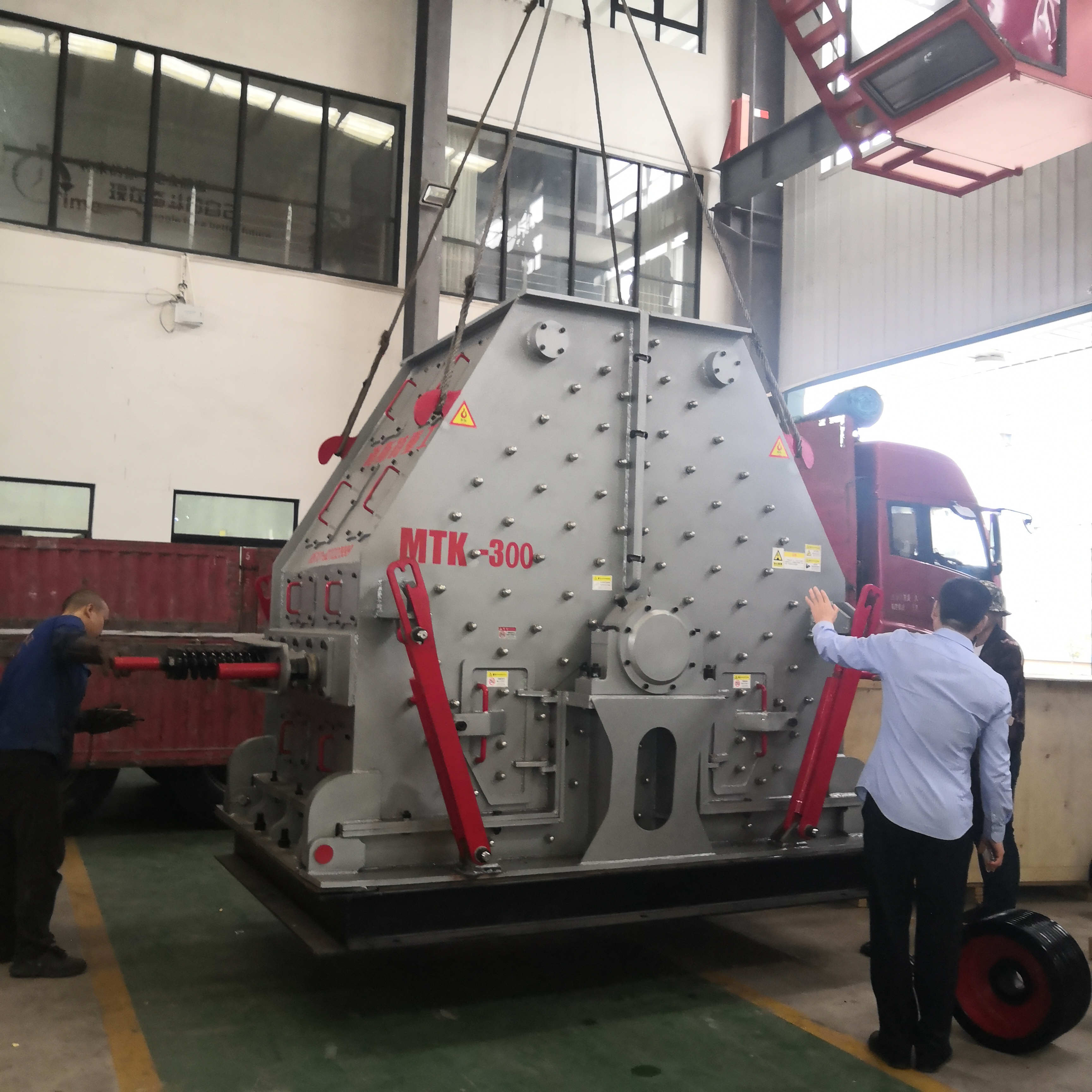 云南客戶訂購的環(huán)保型可逆式制砂機(jī)吊裝發(fā)貨