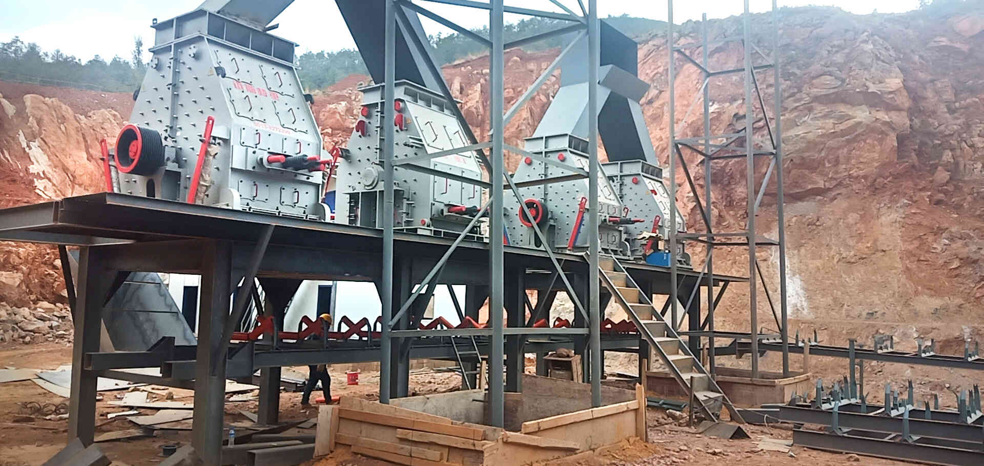 大理可逆式制砂機生產(chǎn)現(xiàn)場