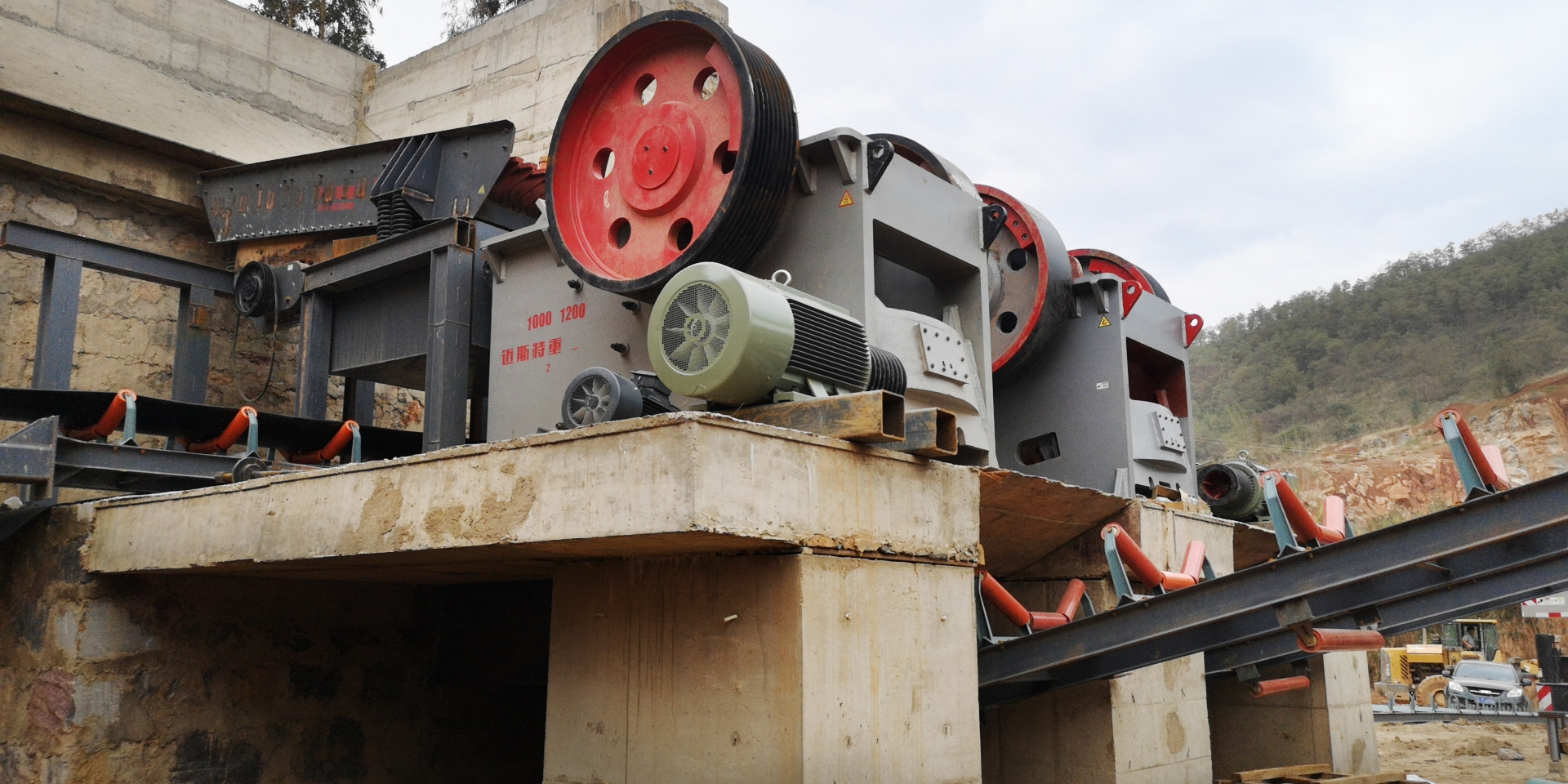 顎式破碎機(jī)客戶生產(chǎn)現(xiàn)場