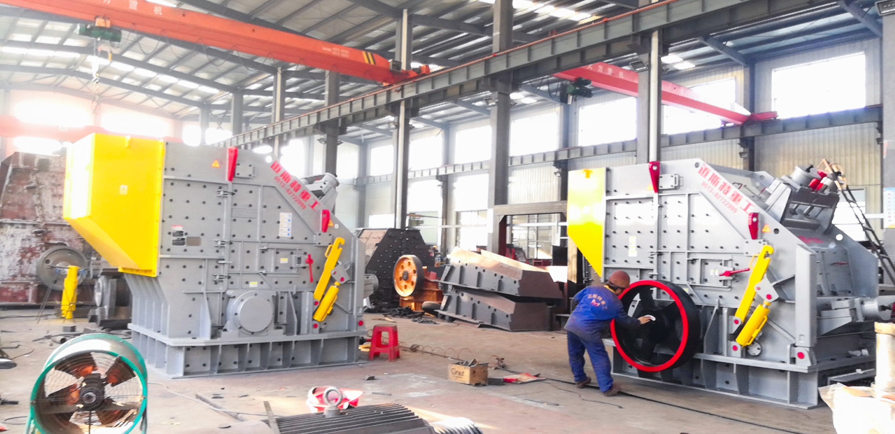 工人對(duì)待發(fā)貨設(shè)備做最后的檢查