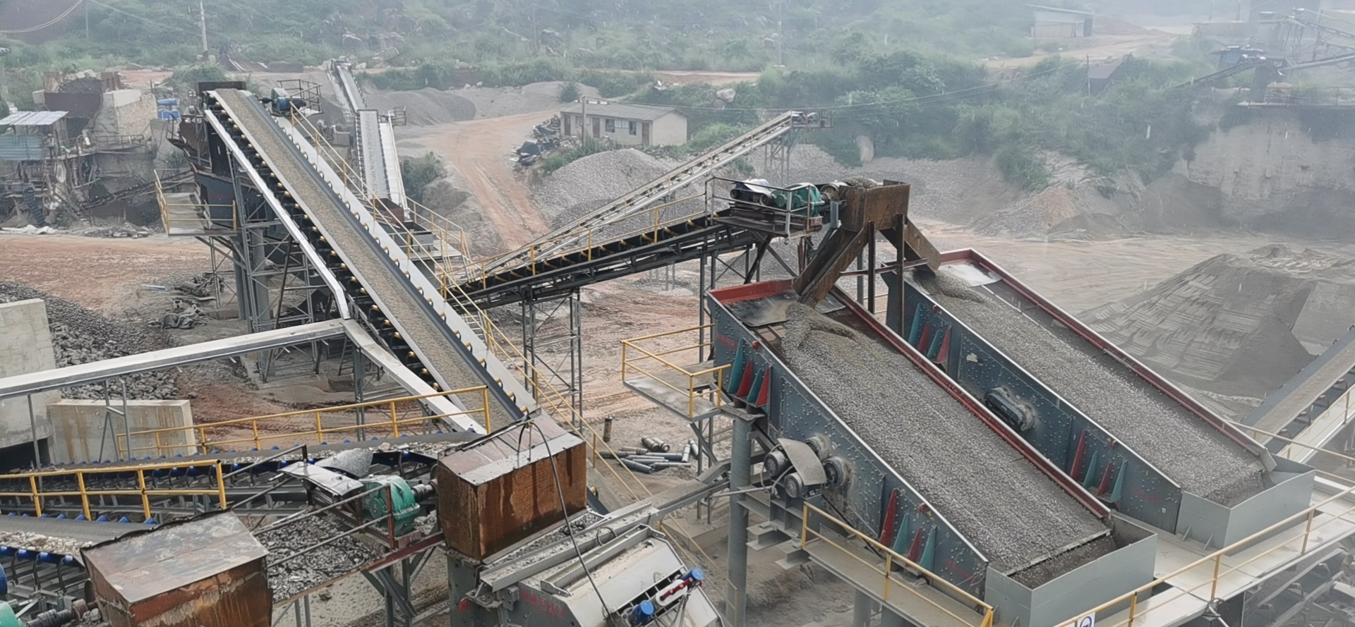 篩分設(shè)備為YK系列振動篩