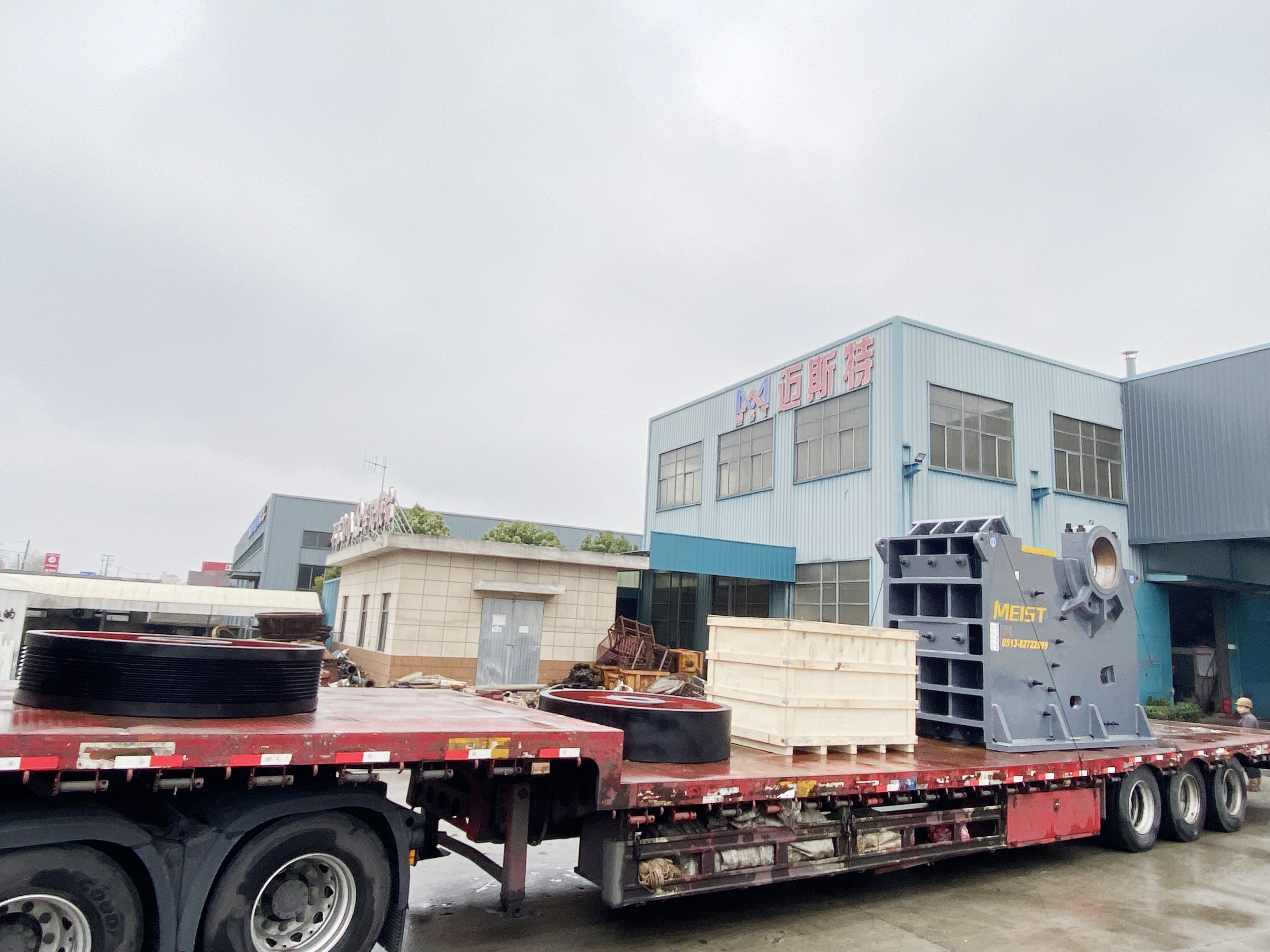 云南耿馬時(shí)產(chǎn)500噸機(jī)制砂生產(chǎn)線設(shè)備發(fā)貨現(xiàn)場