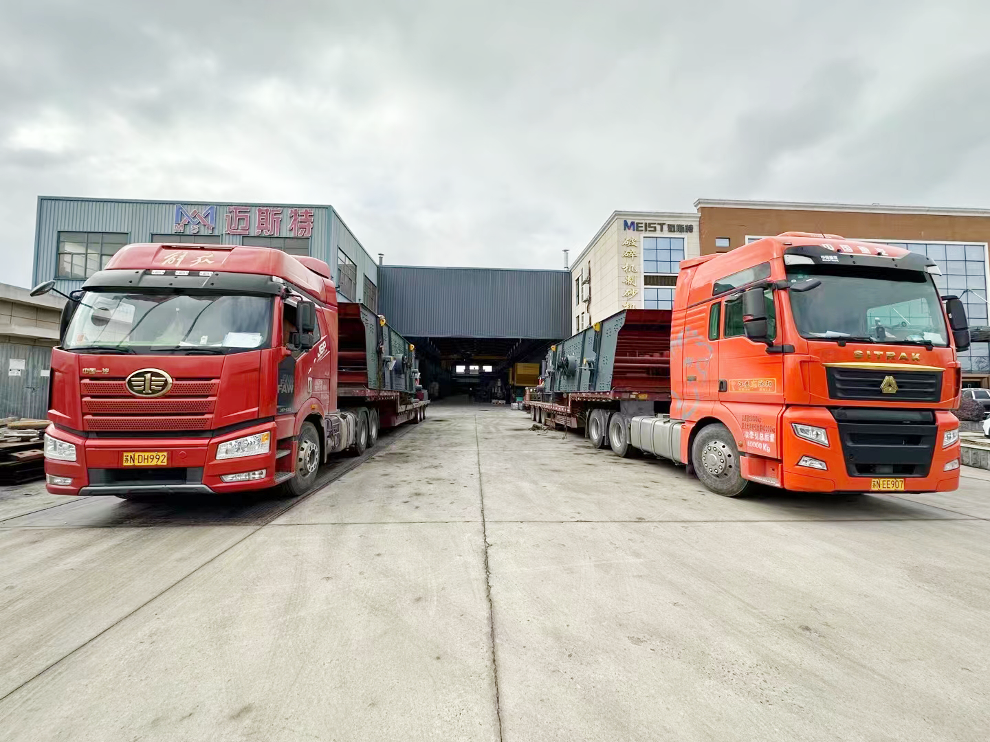 云南耿馬時(shí)產(chǎn)500噸機(jī)制砂生產(chǎn)線設(shè)備發(fā)貨現(xiàn)場