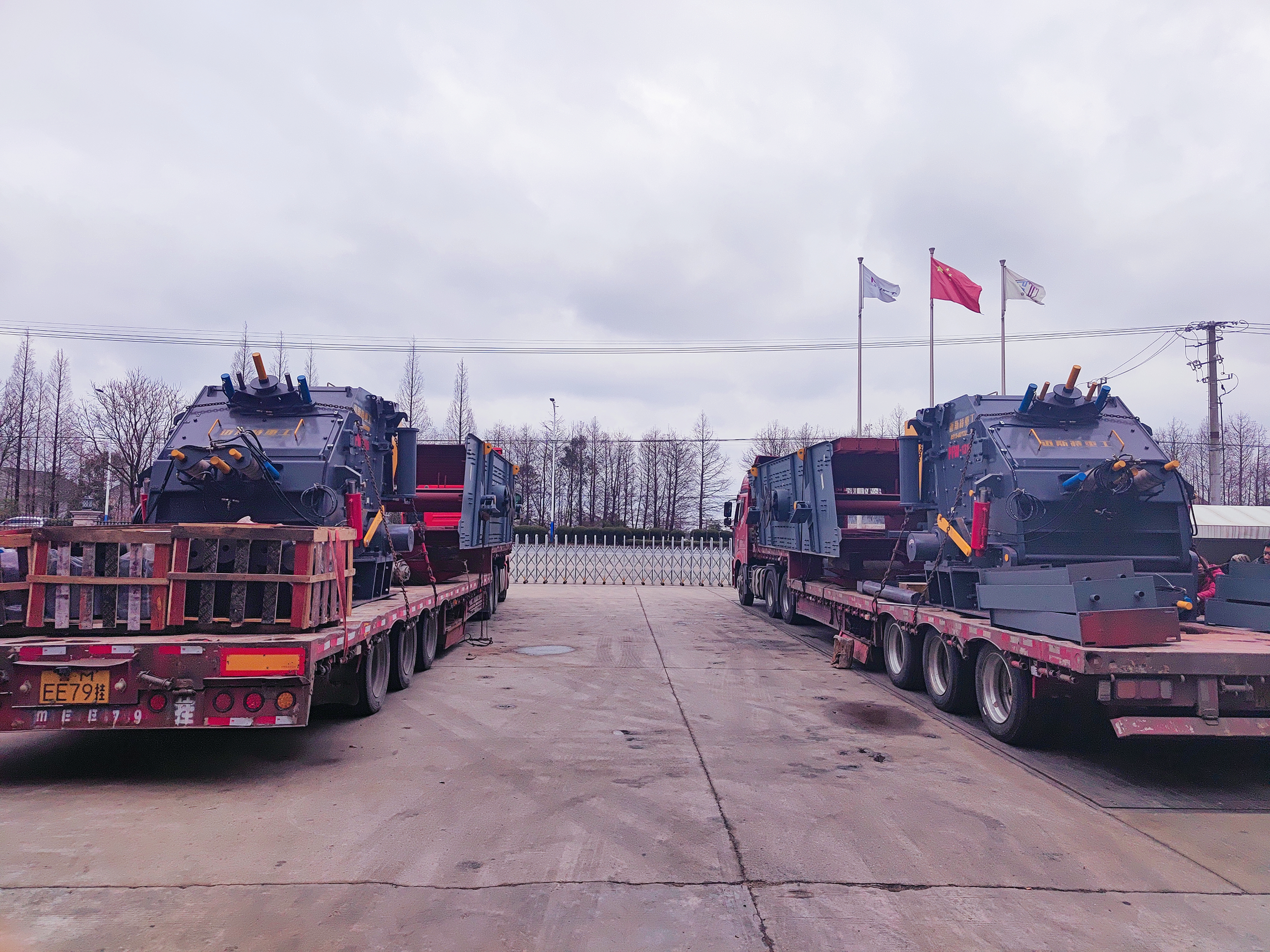 云南耿馬時(shí)產(chǎn)500噸機(jī)制砂生產(chǎn)線設(shè)備發(fā)貨現(xiàn)場